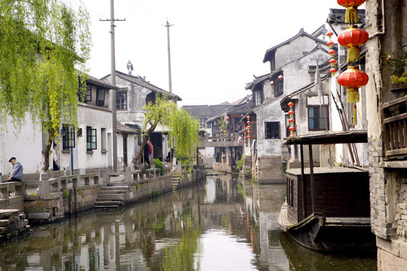 无人,横图,室外,白天,正面,旅游,度假,河流,名胜古迹,水,植物,标志建筑,地标,建筑,柳树,照明,中国,亚洲,吊挂,悬挂,遗迹,电力,灯笼,电线,电线杆,线,纸灯笼,河水,水流,建筑群,电能,挂,线路,古迹,文物,娱乐,建设,古建筑,浙江,垂柳,树,树木,古镇,浙江省,绿色,自然,灯具,享受,休闲,旅游胜地,放松,生长,成长,电,电源,照亮,照明设备,能量,古文明,东亚,西塘,中华人民共和国,华东地区,浙,嘉兴,嘉兴市,倒挂柳,西塘古镇,西塘镇,垂枝柳,彩图