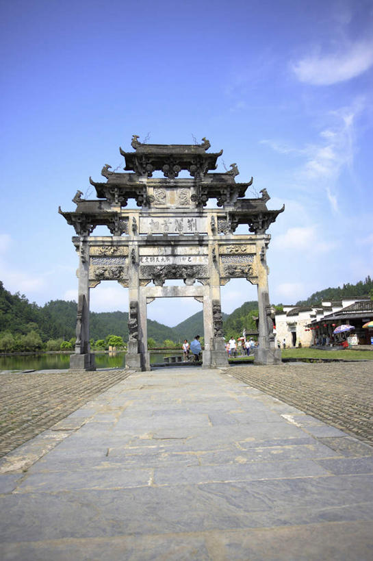 无人,家,竖图,室外,白天,仰视,旅游,度假,黄山,河流,名胜古迹,水,标志建筑,地标,建筑,西递,中国,亚洲,阴影,遗迹,光线,影子,房屋,屋子,河水,水流,云,云朵,建筑群,牌坊,牌楼,云彩,古迹,文化,文物,娱乐,建设,古建筑,楼房,住宅,蓝色,白云,蓝天,天空,小溪,阳光,天,溪水,享受,休闲,旅游胜地,放松,晴朗,纪念,表彰,荣誉,古文明,东亚,安徽,安徽省,黄山市,黟县,中华人民共和国,华东地区,荣耀,皖,西递村,晴空,彩图,低角度拍摄,房子,传统文化