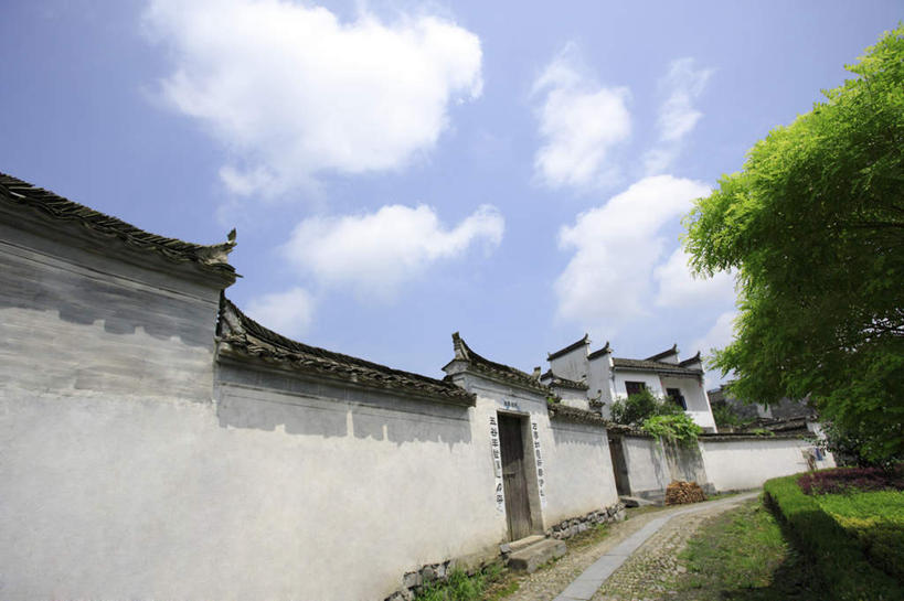 无人,家,横图,室外,白天,仰视,旅游,度假,草地,草坪,黄山,名胜古迹,植物,门,标志建筑,地标,建筑,西递,中国,亚洲,阴影,遗迹,光线,影子,房屋,墙,屋子,云,云朵,建筑群,云彩,古迹,文物,娱乐,建设,古建筑,楼房,民居,墙壁,墙面,住宅,草,树,树木,蓝色,绿色,白色,白云,蓝天,天空,阳光,自然,门框,天,享受,休闲,旅游胜地,放松,生长,晴朗,成长,古文明,东亚,安徽,安徽省,黄山市,黟县,中华人民共和国,华东地区,皖,西递村,晴空,彩图,低角度拍摄,房子,徽派建筑,徽派民居