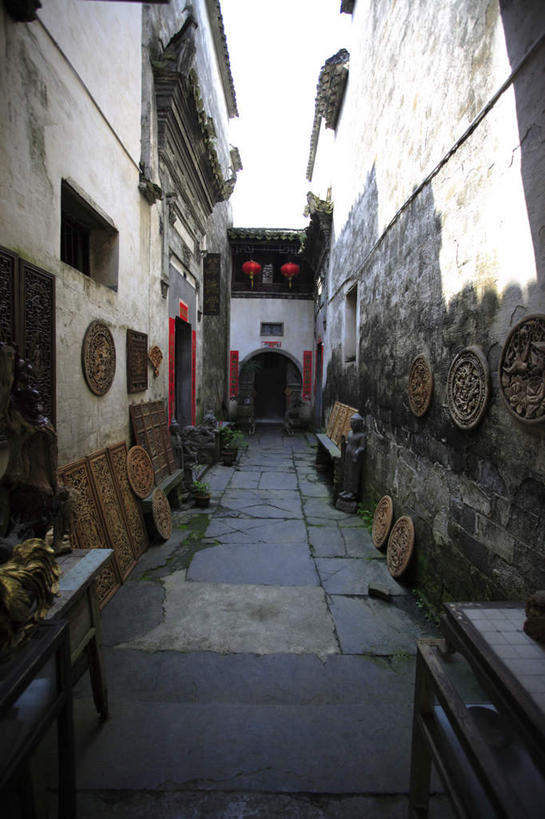 无人,家,竖图,室外,白天,正面,旅游,度假,黄山,名胜古迹,标志建筑,地标,胡同,建筑,照明,西递,中国,亚洲,吊挂,悬挂,遗迹,灯笼,纸灯笼,房屋,墙,屋子,建筑群,挂,古迹,文物,娱乐,建设,古建筑,楼房,民居,墙壁,墙面,住宅,白色,灯具,享受,休闲,旅游胜地,放松,照亮,照明设备,古文明,东亚,安徽,安徽省,黄山市,黟县,中华人民共和国,华东地区,皖,西递村,里弄,彩图,房子,徽派建筑,徽派民居,巷