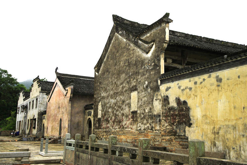 无人,家,栏杆,横图,室外,白天,仰视,旅游,度假,黄山,名胜古迹,植物,标志建筑,地标,建筑,中国,亚洲,遗迹,房屋,屋子,建筑群,围栏,古迹,文物,娱乐,建设,古建筑,护栏,楼房,民居,住宅,树,树木,绿色,自然,享受,休闲,旅游胜地,放松,生长,成长,古文明,东亚,安徽,安徽省,黄山市,中华人民共和国,华东地区,皖,彩图,低角度拍摄,房子,呈坎村,呈坎镇,徽州区,徽派建筑,徽派民居