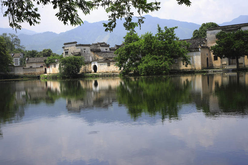 无人,家,横图,室外,白天,正面,旅游,度假,黄山,河流,名胜古迹,山,山脉,水,植物,标志建筑,地标,建筑,宏村,中国,亚洲,遗迹,房屋,屋子,河水,山峰,水流,建筑群,山峦,古迹,文物,娱乐,建设,古建筑,楼房,民居,住宅,树,树木,绿色,自然,群山,享受,休闲,旅游胜地,放松,生长,成长,古文明,东亚,安徽,安徽省,黄山市,黟县,中华人民共和国,华东地区,皖,彩图,房子,徽派建筑,徽派民居