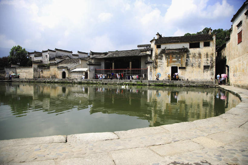 无人,家,横图,室外,白天,正面,旅游,度假,黄山,名胜古迹,标志建筑,地标,建筑,宏村,中国,亚洲,阴影,遗迹,光线,影子,房屋,屋子,池塘,水池,云,云朵,建筑群,云彩,古迹,文物,娱乐,建设,古建筑,楼房,民居,住宅,蓝色,白云,蓝天,天空,阳光,天,享受,休闲,旅游胜地,放松,晴朗,古文明,东亚,安徽,安徽省,黄山市,黟县,中华人民共和国,华东地区,皖,晴空,彩图,房子,徽派建筑,徽派民居