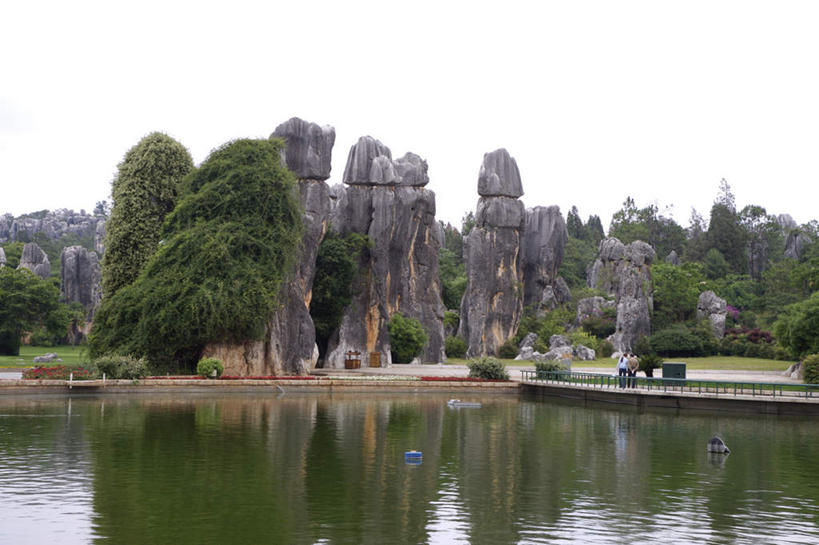 无人,横图,室外,白天,正面,旅游,度假,河流,石头,美景,山,山脉,石林,树林,水,植物,昆明,中国,亚洲,石子,河水,景观,山峰,水流,山峦,喀斯特,娱乐,云南,树,树木,绿色,自然,群山,享受,休闲,景色,放松,生长,成长,自然风光,昆明市,东亚,喀斯特地貌,云南省,中华人民共和国,省会,西南地区,滇,石灰石,石林县,石林彝族自治县,石块,彩图,云南石林地质公园,岩溶,岩溶地貌