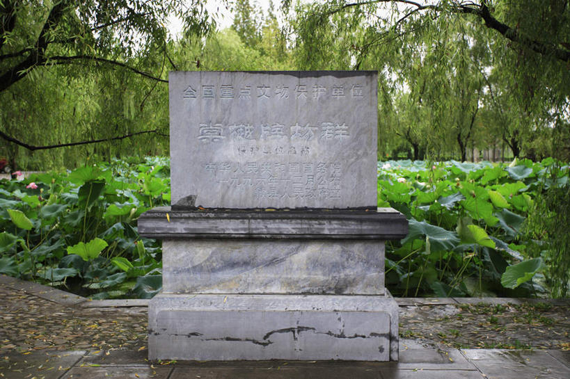 无人,横图,室外,白天,正面,旅游,度假,黄山,美景,树林,植物,标志建筑,地标,建筑,叶子,雕塑,中国,亚洲,艺术,装饰,雕刻,雕像,池塘,景观,水池,建筑群,荷叶,娱乐,建设,石雕,石刻,树,树木,绿色,自然,石碑,工艺品,享受,休闲,景色,放松,生长,成长,纪念,美术,自然风光,主题,陈列,东亚,安徽,安徽省,黄山市,歙县,中华人民共和国,华东地区,功能,美学,莲叶,皖,棠樾村,棠樾牌坊,棠樾牌坊群,叶,叶片,彩图