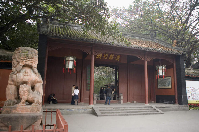 无人,横图,室外,白天,仰视,旅游,度假,名胜古迹,植物,楼梯,标志建筑,地标,建筑,哺乳动物,野生动物,狮子,照明,雕塑,中国,亚洲,吊挂,悬挂,辟邪,遗迹,艺术,装饰,标志,灯笼,雕刻,雕像,牌匾,文字,纸灯笼,字符,阶梯,挂,古迹,文化,文物,娱乐,标识,建设,古建筑,石雕,台阶,树,树木,绿色,自然,动物,工艺品,灯具,石狮,祈祷,享受,休闲,健康,汉字,旅游胜地,放松,许愿,祠堂,四川省,生长,成长,纪念,祈求,照亮,美术,照明设备,中文,主题,凶猛,陈列,祠庙,古文明,东亚,四川,成都,成都市,中华人民共和国,省会,西南地区,功能,美学,驱邪,祛邪,避邪,国文,华文,川,守护神,武侯祠,残暴,平安,凶残,彩图,低角度拍摄,君臣合祀祠庙