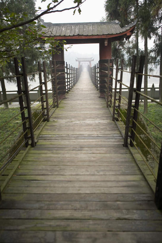 无人,竖图,室外,白天,正面,旅游,度假,名胜古迹,植物,标志建筑,地标,建筑,都江堰,中国,亚洲,遗迹,桥,古迹,文物,娱乐,建设,古建筑,树,树木,绿色,自然,享受,休闲,旅游胜地,放松,竹桥,吊桥,四川省,生长,成长,人行桥,悬索桥,吊杆,古文明,东亚,四川,中华人民共和国,省会,西南地区,川,都江堰市,锚锭,悬索,彩图,安澜桥,绳桥,竹藤桥