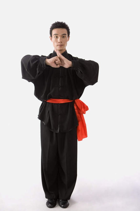 东方人,一个人,站,竖图,室内,白天,白色背景,正面,亚洲,仅一个男性,仅一个人,阴影,服装,反射,影子,祝福,注视,黄种人,仅一个年轻男性,衣服,黑色,观察,看,手势,站着,恭喜,摄影,服饰,影棚,观看,礼节,察看,衣着,穿着,关注,祝贺,礼仪,祝愿,作揖,拱手,尊敬,恭敬,寒暄,恭贺,同喜,衣饰,男人,男性,年轻男性,亚洲人,站立,彩图,全身,影棚拍摄,拍摄,练功服