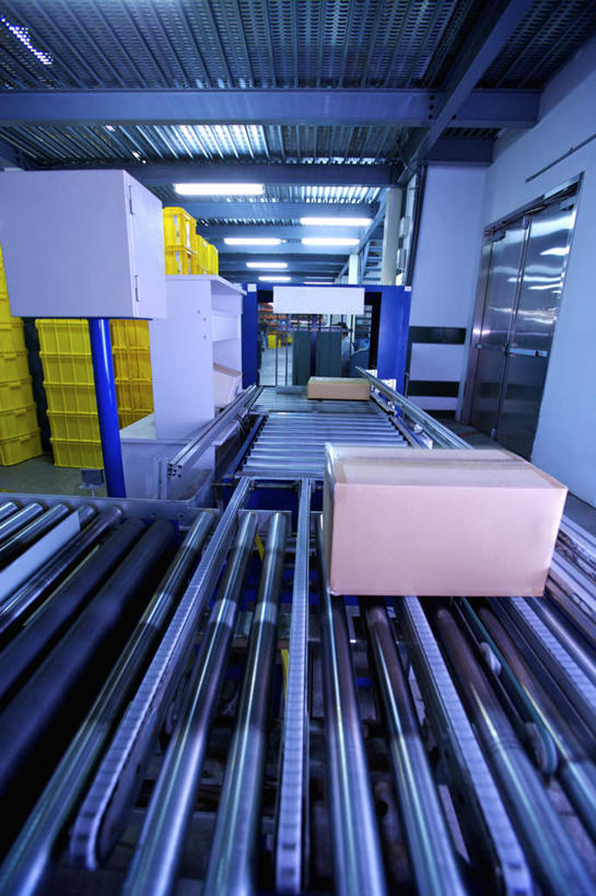 无人,工厂,搬运,竖图,室内,白天,正面,技术,照明,一辆,传输,包装,纸箱,灯光,顶灯,车,灯,一个,容器,箱子,灯具,交通工具,机械,工程车,工业,运输,单个,照亮,传送带,工程,叉车,便利,传送,照明设备,载具,纸板箱,传输带,包装箱,方便,交通运输,工作车,彩图,工地,制造厂