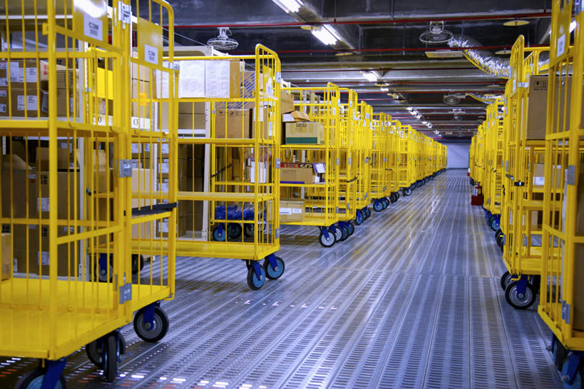 无人,工厂,横图,室内,白天,正面,静物,照明,轮子,灯光,顶灯,货架,架子,灯,排列,灯具,照亮,空旷,照明设备,陈列架,超市货架,摆列,空阔,彩图,工地,制造厂,布列,分列