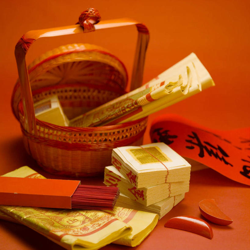 无人,交叉,方图,室内,特写,白天,正面,竹子,静物,蜡烛,红色背景,竹制,节日,朦胧,模糊,编织,工具,篮子,烟雾,燃烧,文化,佛香,香火,香烛,竹篮,祈祷,健康,许愿,摄影,宗教,信仰,影棚,烧香,纪念,竹条,祈求,交织,祭奠,祭祀,竹制品,祭拜,占卜,纸钱,算命,穿插,敬拜,冥币,平安,祭司,彩图,影棚拍摄,拍摄,跋杯,杯筊,杯珓,杯教,杯校,碑珓,筊杯,筊贝,珓杯,珓儿,冥纸,冥镪,冥钞