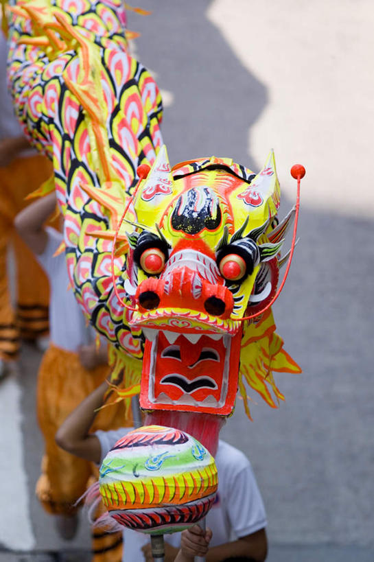 东方人,三个人,伙伴,朋友,走,竖图,俯视,室外,白天,友谊,成功,亚洲,一排,舞狮,表演,阴影,服装,辟邪,整齐,反射,龙,影子,休闲装,黄种人,文化,球,排列,衣服,祈祷,祈福,休闲,健康,休闲服,许愿,服饰,祈求,队列,高贵,图腾,传说,舞狮子,驱邪,祛邪,避邪,祥瑞,狮灯,狮子舞,灵兽,权势,尊荣,平安,幸运,友情,男人,男性,年轻男性,亚洲人,步行,散步,走路,半身,彩图,高角度拍摄,舞蹈