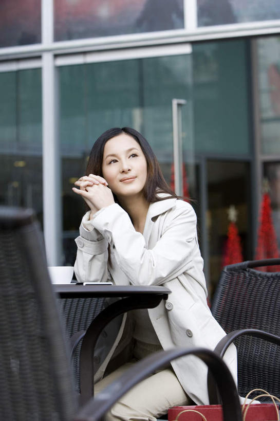 东方人,一个人,商务人士,商务女性,坐,笑,微笑,竖图,室外,白天,正面,餐桌,门,桌子,杯子,椅子,亚洲,仅一个年轻女性,仅一个女性,仅一个人,握,套装,朦胧,模糊,昆虫,蚕,瓷器,咖啡杯,陶瓷制品,注视,黄种人,动物,门框,观察,看,握着,餐台,观看,察看,关注,瓷杯,商务装,益虫,工薪阶层,家蚕,蚕宝宝,桑蚕,年轻女性,女人,女性,亚洲人,白领,上班族,坐着,半身,彩图