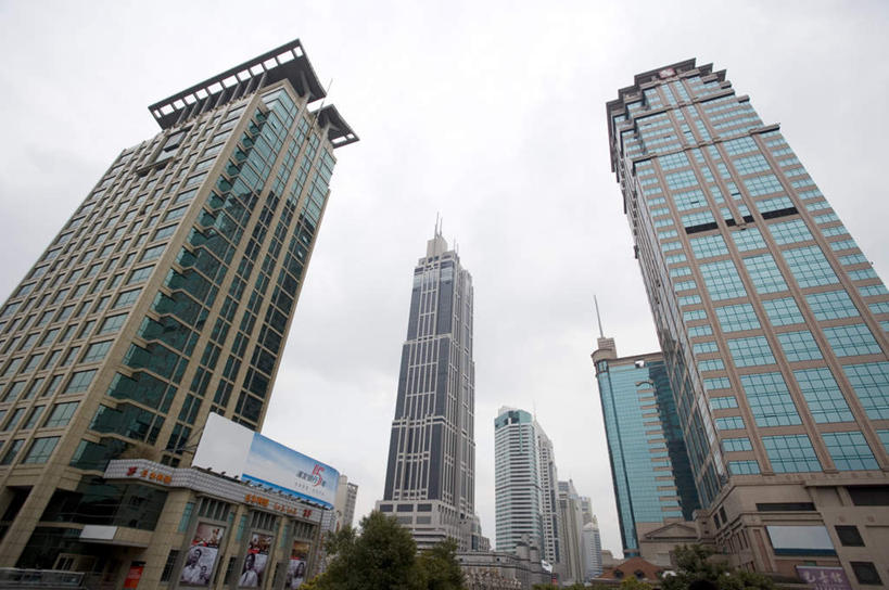 无人,高楼大厦,横图,室外,白天,仰视,度假,办公楼,美景,植物,城市风光,城市,大厦,建筑,摩天大楼,写字楼,上海,中国,亚洲,景观,乌云,云,阴天,云朵,云彩,娱乐,树,树木,绿色,天空,自然,楼宇,天,享受,休闲,商务楼,景色,放松,生长,成长,淮海路,申,昏暗,阴沉,黄浦区,东亚,淮海中路,徐汇区,上海市,中华人民共和国,沪,华东地区,彩图,低角度拍摄,大楼,高层建筑,高楼,摩天楼