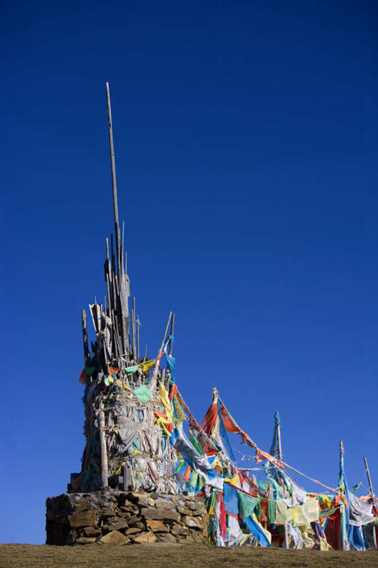 无人,竖图,室外,白天,仰视,旅游,度假,石头,美景,名胜古迹,标志建筑,地标,建筑,旗帜,中国,亚洲,阴影,节日,遗迹,光线,石子,影子,景观,古迹,文化,文物,娱乐,旗子,建设,古建筑,经幡,蓝色,蓝天,天空,阳光,自然,天,祈祷,享受,休闲,健康,旅游胜地,景色,放松,许愿,宗教,信仰,四川省,晴朗,纪念,祈求,自然风光,古文明,东亚,四川,阿坝,万里无云,风马旗,中华人民共和国,西南地区,阿坝藏族羌族自治州,阿坝州,川,旌旗,旗号,平安,石块,岩石,晴空,晴空万里,彩图,低角度拍摄,第一湾,黄河第一湾,九曲黄河第一湾,若尔盖县,唐克乡