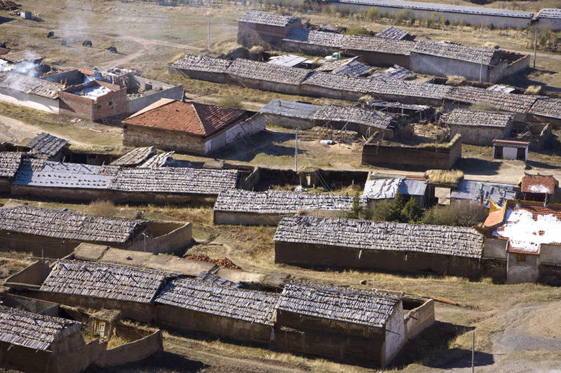 无人,横图,俯视,室外,白天,旅游,度假,美景,植物,雾,建筑,中国,亚洲,许多,阴影,沸腾,枯萎,光线,蒸汽,瓦片,影子,屋顶,景观,枯草,水蒸气,顶棚,瓦,娱乐,草,排列,黄色,阳光,自然,享受,休闲,景色,放松,建造,四川省,自然风光,东亚,屋瓦,甘肃,甘肃省,四川,阿坝,中华人民共和国,西南地区,蒸发,阿坝藏族羌族自治州,阿坝州,川,松潘县,西北地区,甘,摆列,松潘,彩图,高角度拍摄,红原,红原县,若尔盖草原,若尔盖县,松潘高原,布列,分列