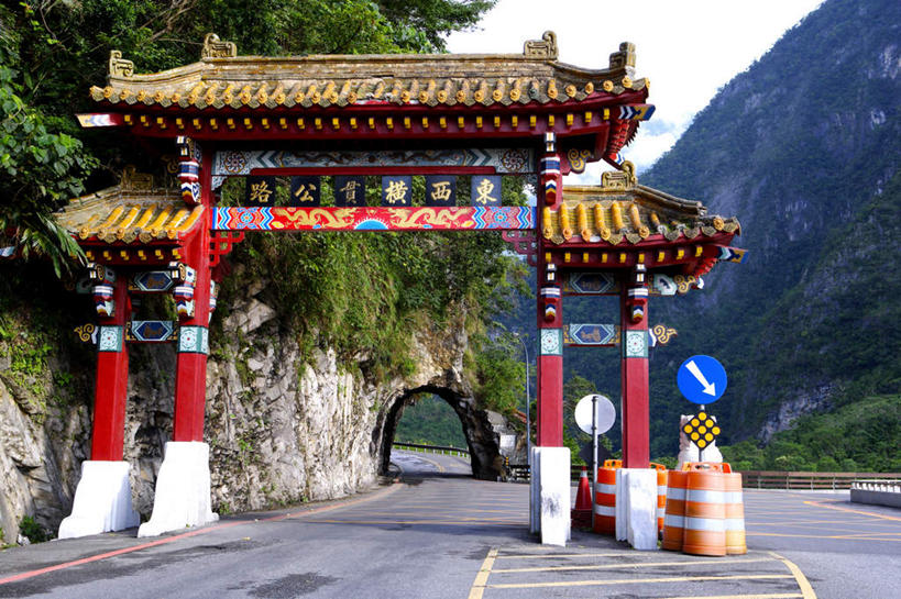 无人,公园,横图,室外,白天,正面,旅游,度假,美景,山,山脉,植物,道路,建筑,路,公路,台湾,中国,亚洲,阴影,光线,瓦片,影子,屋顶,景观,山峰,拱门,分界线,停车线,交通,山峦,顶棚,瓦,娱乐,树,树木,蓝色,绿色,蓝天,天空,阳光,自然,群山,天,享受,休闲,景色,放松,建造,生长,晴朗,成长,车行道,车行道分界线,国家公园,自然风光,标线,东亚,车行线,屋瓦,花莲县,南投县,万里无云,港澳台,中华人民共和国,台湾省,台中,台中市,太鲁阁国家公园,花莲,南投,晴空,晴空万里,马路,彩图,次高太鲁阁国立公园,台