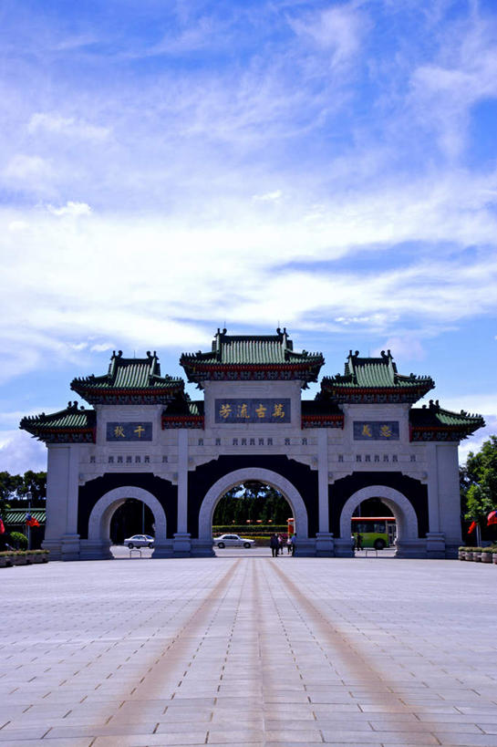 无人,竖图,室外,白天,仰视,旅游,度假,植物,标志建筑,地标,建筑,雕塑,台湾,中国,亚洲,阴影,艺术,装饰,光线,标志,雕刻,牌匾,瓦片,文字,影子,字符,屋顶,云,云朵,云彩,顶棚,瓦,文化,娱乐,标识,建设,树,树木,蓝色,绿色,白云,蓝天,天空,阳光,自然,工艺品,天,享受,休闲,汉字,旅游胜地,放松,建造,生长,晴朗,成长,纪念,美术,中文,主题,陈列,东亚,屋瓦,台北,忠烈祠,港澳台,中华人民共和国,省会,功能,美学,国文,华文,台北市,台湾省,台湾忠烈祠,晴空,彩图,低角度拍摄,台