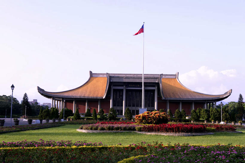 无人,横图,室外,白天,正面,旅游,度假,草地,草坪,花海,花圃,植物,标志建筑,地标,建筑,路灯,旗帜,国旗,叶子,照明,台湾,中国,亚洲,阴影,盛开,飘扬,光线,影子,云,云朵,灯光,花蕾,云彩,娱乐,建设,灯,草,花,花瓣,花朵,花卉,鲜花,蓝色,绿色,白云,蓝天,天空,阳光,花丛,花束,花田,天,花苞,花蕊,享受,休闲,旅游胜地,放松,晴朗,纪念,留念,飘逸,照亮,照明设备,飞扬,怀念,东亚,台北,国父纪念馆,港澳台,中华人民共和国,省会,中山公园,台北市,台湾省,记念,信义区,旗,晴空,彩图,台北国父纪念馆,台