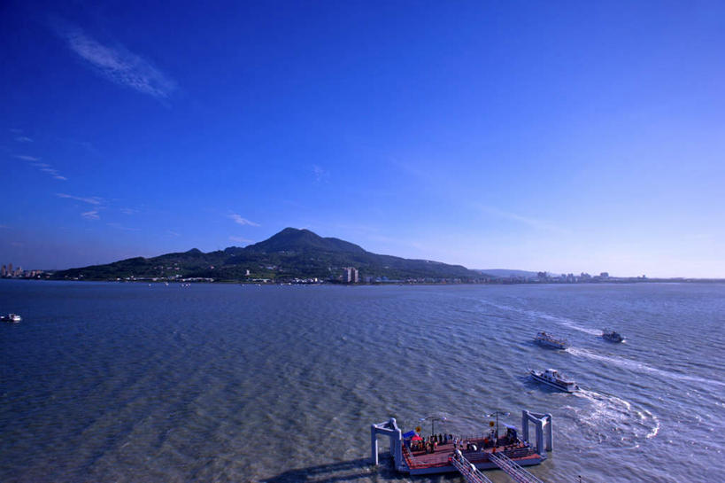 无人,横图,室外,白天,正面,旅游,度假,海浪,海洋,美景,山,山脉,轮船,船,台湾,中国,亚洲,阴影,波纹,飞溅,溅,光线,液体,影子,景观,浪花,山峰,水滴,云,云朵,山峦,云彩,娱乐,水珠,蓝色,白云,蓝天,水纹,天空,阳光,自然,海水,船尾波,交通工具,波浪,群山,天,享受,休闲,景色,放松,晴朗,喷洒,自然风光,载具,海景,东亚,台北,港澳台,中华人民共和国,省会,台北市,台湾省,大海,风浪,海,海水的波动,近岸浪,涌浪,晴空,彩图,观音山,台北观音山,台