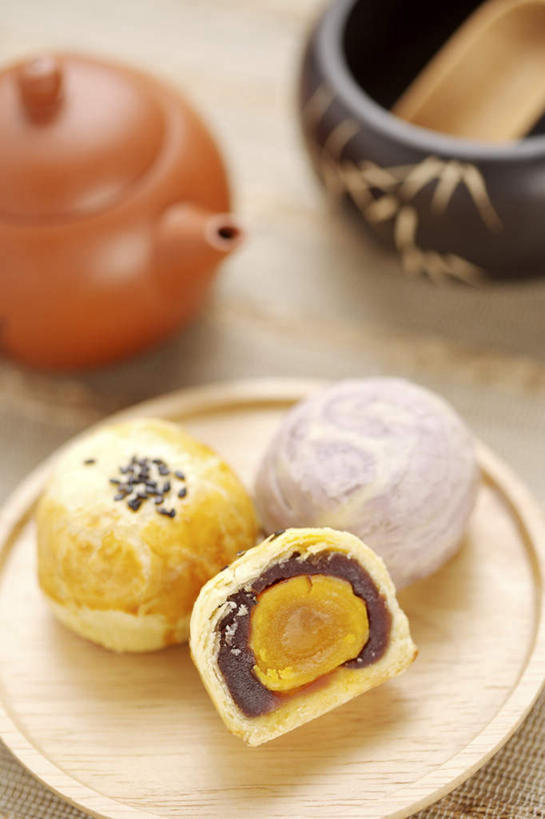 点心,月饼,无人,竖图,俯视,室内,特写,白天,餐具,中秋节,阴影,节日,庆祝,反射,碟子,壶,盘,影子,陶瓷,蛋黄,料理,食品,面点,陶瓷制品,文化,美食,水壶,食物,糕点,三个,盘子,茶壶,容器,碟,碗,庆典,中式,纪念,储藏,储存,横截面,剖面,宫饼,胡饼,团圆饼,小饼,月团,截面,截面图形,彩图,高角度拍摄,八月会,八月节,拜月节,端正月,秋节,团圆节,月节,月夕,贮存