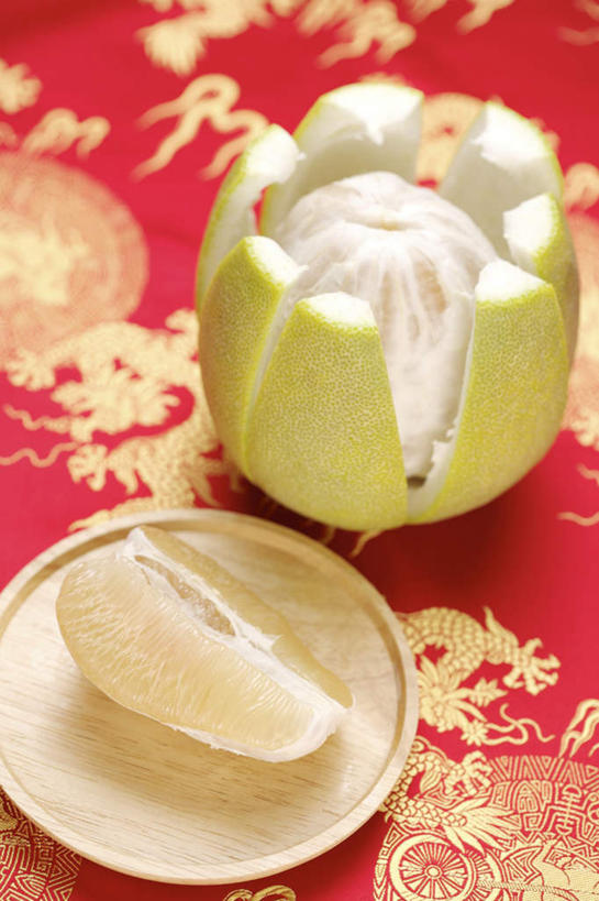 无人,竖图,俯视,室内,特写,白天,桌子,柚子,餐具,水果,中秋节,阴影,节日,庆祝,新鲜,反射,碟子,盘,影子,生食,食品,果实,文化,食物,盘子,碟,庆典,有机食品,绿色食品,纪念,横截面,剖面,截面,截面图形,柚,文旦,团圆果,彩图,高角度拍摄,八月会,八月节,拜月节,端正月,秋节,团圆节,月节,月夕