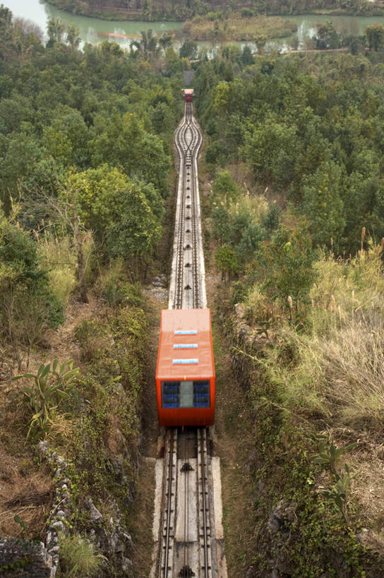 无人,竖图,俯视,航拍,室外,白天,旅游,度假,美景,森林,山,山脉,树林,植物,路,铁路,火车,中国,亚洲,一辆,阴影,光线,影子,景观,山峰,轨道,交通,铁轨,山峦,娱乐,云南,车,树,树木,绿色,阳光,自然,交通工具,群山,享受,休闲,景色,放松,运输,生长,成长,鸟瞰,自然风光,载具,东亚,罗平,云南省,曲靖市,曲靖,罗平县,中华人民共和国,西南地区,滇,彩图,高角度拍摄