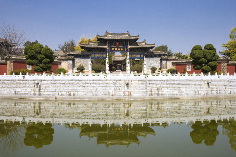 无人,寺庙,横图,室外,白天,正面,旅游,度假,名胜古迹,植物,标志建筑,地标,建筑,中国,亚洲,阴影,节日,遗迹,光线,瓦片,影子,屋顶,燃烧,顶棚,瓦,古迹,文化,文物,娱乐,建设,古建筑,云南,树,树木,蓝色,绿色,蓝天,天空,阳光,自然,香火,庙宇,天,祈祷,享受,休闲,健康,旅游胜地,放松,许愿,宗教,建造,信仰,生长,晴朗,成长,纪念,祈求,古文明,东亚,屋瓦,云南省,建水,建水县,文庙,万里无云,中华人民共和国,西南地区,滇,红河,红河州,红河哈尼族彝族自治州,平安,晴空,晴空万里,彩图,庙,寺,建水文庙