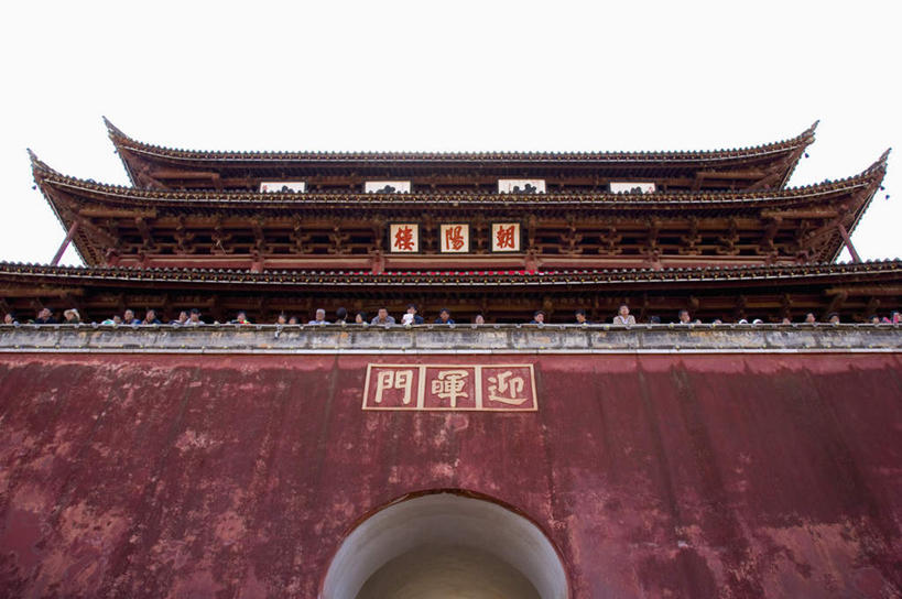 无人,横图,室外,白天,仰视,旅游,度假,名胜古迹,门,标志建筑,地标,建筑,雕塑,中国,亚洲,遗迹,艺术,装饰,标志,雕刻,牌匾,瓦片,文字,字符,屋顶,顶棚,瓦,古迹,文化,文物,娱乐,标识,建设,古建筑,云南,工艺品,门框,享受,休闲,汉字,旅游胜地,放松,建造,纪念,美术,中文,主题,陈列,古文明,东亚,屋瓦,云南省,建水,建水县,中华人民共和国,西南地区,功能,美学,国文,华文,滇,红河,红河州,红河哈尼族彝族自治州,彩图,低角度拍摄,朝阳楼