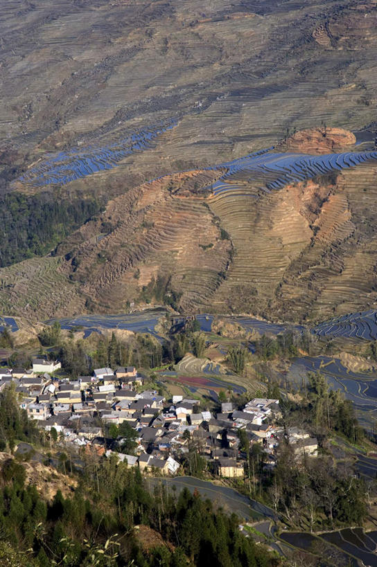 无人,家,竖图,俯视,室外,白天,旅游,度假,草地,草坪,石头,美景,山,山脉,植物,中国,亚洲,石子,房屋,屋子,景观,山顶,山峰,山峦,娱乐,楼房,云南,住宅,草,树,树木,绿色,自然,群山,享受,休闲,景色,放松,生长,成长,自然风光,东亚,元阳,云南省,多依树村,中华人民共和国,西南地区,滇,红河,红河州,红河哈尼族彝族自治州,颠峰,极峰,元阳县,石块,岩石,彩图,高角度拍摄,房子,胜村