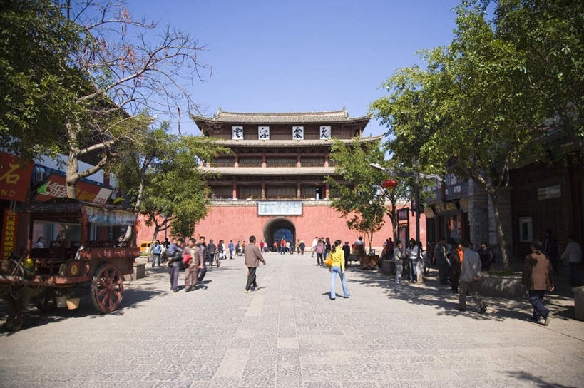 东方人,背部,走,横图,室外,白天,正面,旅游,度假,名胜古迹,植物,门,标志建筑,道路,地标,建筑,路,中国,亚洲,行人,游客,游人,阴影,服装,遗迹,光线,影子,墙,拱门,小路,交通,许多人,黄种人,古迹,文物,娱乐,建设,古建筑,云南,路人,旅客,墙壁,墙面,树,树木,衣服,蓝色,绿色,蓝天,天空,阳光,自然,门框,天,一群人,享受,休闲,旅游胜地,放松,服饰,生长,晴朗,成长,衣着,穿着,古文明,东亚,云南省,建水,建水县,万里无云,中华人民共和国,西南地区,滇,红河,红河州,红河哈尼族彝族自治州,衣饰,过客,男人,男性,年轻男性,年轻女性,女人,女性,亚洲人,晴空,晴空万里,步行,散步,走路,彩图,全身,朝阳楼