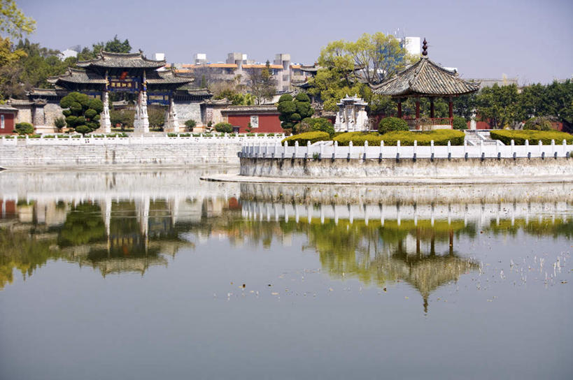 无人,家,栏杆,横图,室外,白天,正面,旅游,度假,湖,湖泊,名胜古迹,水,植物,标志建筑,地标,建筑,中国,亚洲,阴影,波纹,遗迹,光线,瓦片,影子,房屋,屋顶,屋子,湖面,水流,水面,围栏,涟漪,顶棚,瓦,古迹,文物,娱乐,建设,古建筑,护栏,楼房,云南,住宅,树,树木,蓝色,绿色,倒影,蓝天,水纹,天空,阳光,自然,波浪,湖水,天,享受,休闲,旅游胜地,放松,建造,生长,晴朗,成长,倒映,古文明,东亚,屋瓦,云南省,建水,建水县,文庙,万里无云,中华人民共和国,水晕,西南地区,滇,红河,红河州,红河哈尼族彝族自治州,反照,晴空,晴空万里,彩图,房子,建水文庙