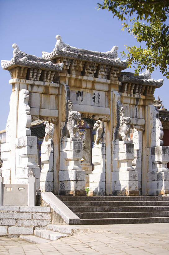 无人,竖图,室外,白天,仰视,旅游,度假,名胜古迹,植物,楼梯,标志建筑,地标,建筑,中国,亚洲,阴影,遗迹,光线,标志,文字,影子,字符,阶梯,墙,古迹,文物,娱乐,标识,建设,古建筑,云南,墙壁,墙面,台阶,树,树木,蓝色,绿色,蓝天,天空,阳光,自然,天,享受,休闲,汉字,旅游胜地,放松,生长,晴朗,成长,中文,古文明,东亚,云南省,建水,建水县,文庙,万里无云,中华人民共和国,西南地区,国文,华文,滇,红河,红河州,红河哈尼族彝族自治州,晴空,晴空万里,彩图,低角度拍摄,建水文庙