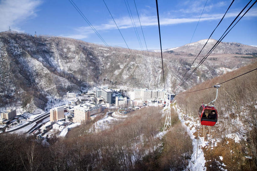 无人,横图,俯视,室外,白天,旅游,度假,美景,山,树林,雪,雪山,植物,大雪,北海道,日本,亚洲,阴影,光线,影子,冰,积雪,景观,山峰,雪景,云,云朵,冬季,冬天,山峦,云彩,娱乐,缆车,树,树木,蓝色,绿色,白云,蓝天,天空,阳光,自然,交通工具,天,享受,休闲,景色,放松,寒冷,生长,晴朗,成长,冰冷,自然风光,东亚,索道,日本国,北海道地方,北海道岛,严寒,冰凉,酷寒,凛冽,凛凛,极冷,登别市,缆索铁路,晴空,彩图,高角度拍摄,胆振支厅