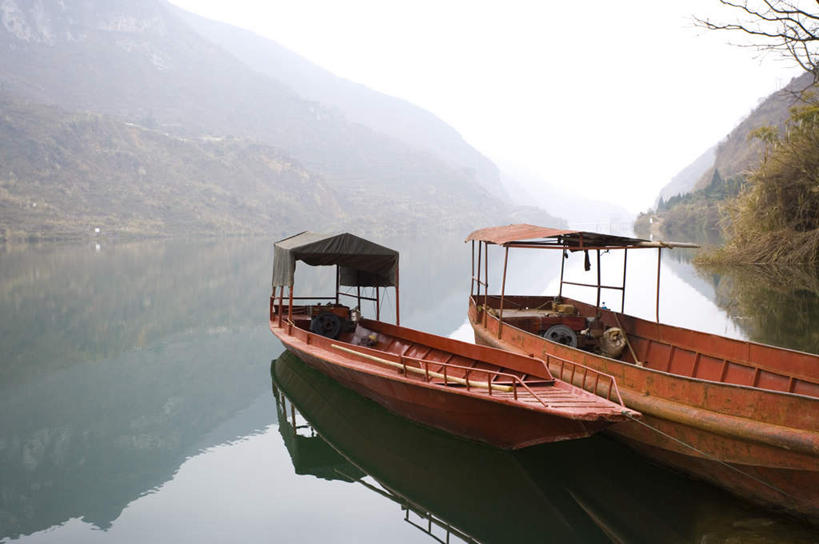 无人,横图,室外,白天,正面,旅游,度假,河流,石头,美景,山,山脉,水,植物,船,中国,亚洲,停靠,波纹,石子,河水,景观,山峰,水流,木船,涟漪,山峦,两艘,娱乐,云南,树,树木,绿色,倒影,水纹,天空,自然,交通工具,波浪,群山,天,享受,休闲,景色,放松,生长,晴朗,成长,倒映,舟,停泊,自然风光,载具,东亚,罗平,云南省,曲靖市,曲靖,罗平县,万里无云,中华人民共和国,水晕,西南地区,滇,反照,石块,岩石,晴空,晴空万里,彩图,鲁布革,鲁布革布依族苗族乡,鲁布革小三峡,小三峡