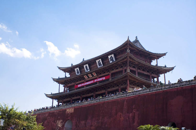 无人,横图,室外,白天,仰视,旅游,度假,名胜古迹,植物,标志建筑,地标,建筑,雕塑,中国,亚洲,阴影,遗迹,艺术,装饰,光线,标志,雕刻,牌匾,瓦片,文字,影子,字符,墙,屋顶,云,云朵,云彩,顶棚,瓦,古迹,文化,文物,娱乐,标识,建设,古建筑,云南,墙壁,墙面,树,树木,蓝色,绿色,白云,蓝天,天空,阳光,自然,工艺品,天,享受,休闲,汉字,旅游胜地,放松,建造,生长,晴朗,成长,纪念,美术,中文,主题,陈列,古文明,东亚,屋瓦,云南省,建水,建水县,中华人民共和国,西南地区,功能,美学,国文,华文,滇,红河,红河州,红河哈尼族彝族自治州,晴空,彩图,低角度拍摄,朝阳楼