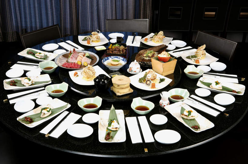 无人,餐厅,横图,俯视,室内,白天,餐桌,筷子,桌子,蔬菜,餐具,叶子,椅子,新鲜,碟子,盘,陶瓷,木椅,调料,酱料,酱汁,肉,佐料,食品,绿叶,陶瓷制品,调味品,调味料,文化,传统,酱,肉类,食物,盘子,容器,碟,碗,嫩叶,圆桌,有机食品,绿色食品,餐台,储藏,礼节,储存,礼仪,肉食,叶,叶片,进餐用具,彩图,高角度拍摄,餐馆,饭店,饭馆,旋转餐桌,宴会桌,贮存