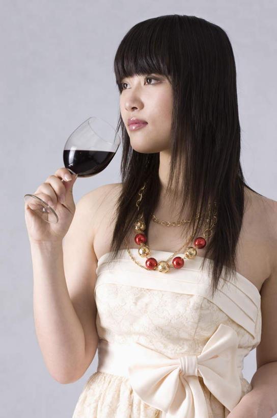 红酒,葡萄酒,东方人,一个人,站,竖图,室内,白天,正面,裙子,晚礼服,杯子,项链,亚洲,仅一个年轻女性,仅一个女性,仅一个人,握,连衣裙,高脚杯,红酒杯,酒类,一杯,拿,拿着,注视,黄种人,玻璃制品,酒,装饰品,饮料,抹胸,酒杯,饰品,首饰,观察,看,站着,红葡萄酒,握着,摄影,影棚,观看,察看,葡萄酒杯,关注,抹胸裙,年轻女性,女人,女性,亚洲人,玻璃杯,站立,半身,彩图,影棚拍摄,晚宴服,舞会服,洋服,洋装,夜礼服,拍摄