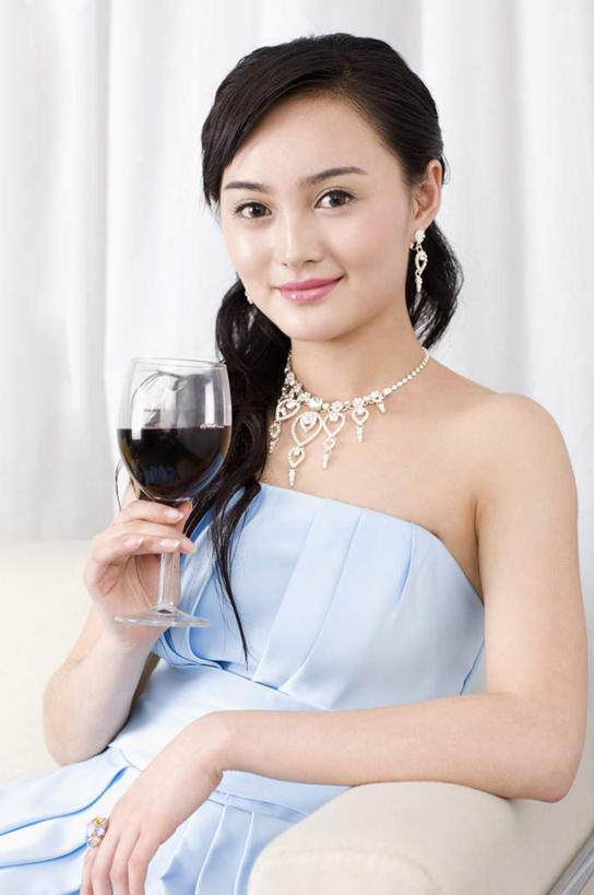 红酒,葡萄酒,东方人,一个人,客厅,坐,笑,微笑,竖图,室内,白天,正面,裙子,窗帘,沙发,杯子,项链,亚洲,仅一个年轻女性,仅一个女性,仅一个人,握,连衣裙,装饰,高脚杯,红酒杯,酒类,一杯,拿,拿着,注视,黄种人,玻璃制品,酒,装饰品,饮料,蓝色,帘子,抹胸,酒杯,饰品,首饰,观察,看,遮阳,红葡萄酒,握着,观看,华丽,修饰,点缀,察看,起居室,葡萄酒杯,关注,布艺沙发,衬托,美观,雅致,雅观,抹胸裙,客堂,年轻女性,女人,女性,亚洲人,玻璃杯,坐着,半身,彩图