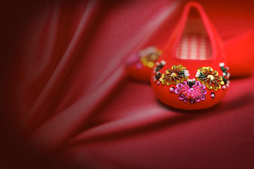 无人,横图,室内,特写,白天,正面,静物,鞋子,刺绣,一双,花纹,朦胧,模糊,艺术,装饰,手工艺品,文化,红色,工艺品,绣花鞋,布鞋,华丽,修饰,点缀,高雅,自信心,品位,衬托,美观,雅致,雅观,中国鞋,彩图,女红,针绣,针黹,黹