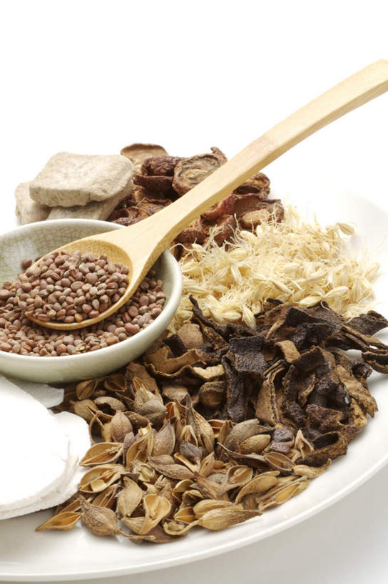 无人,竖图,俯视,室内,特写,白天,白色背景,植物,餐具,一堆,许多,堆叠,堆积,碟子,盘,勺子,陶瓷,草药,药草,陶瓷制品,很多,中药,三个,盘子,容器,调羹,碟,汤匙,碗,山楂,摄影,影棚,储藏,堆,储存,药材,中草药,中药材,本草,红果,彩图,高角度拍摄,影棚拍摄,拍摄,贮存