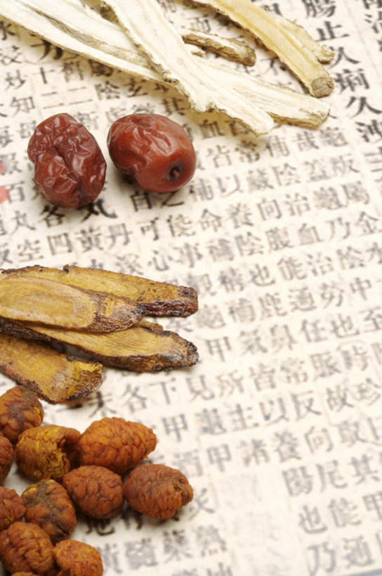 无人,竖图,俯视,室内,特写,白天,植物,当归,标志,文字,字符,根,草药,药草,标识,中药,汉字,摄影,影棚,中文,药材,中草药,枣椰子,中药材,本草,国文,华文,波斯枣,番枣,海枣,无漏子,椰枣,伊拉克枣,云归,西当归,秦归,岷当归,彩图,高角度拍摄,影棚拍摄,拍摄