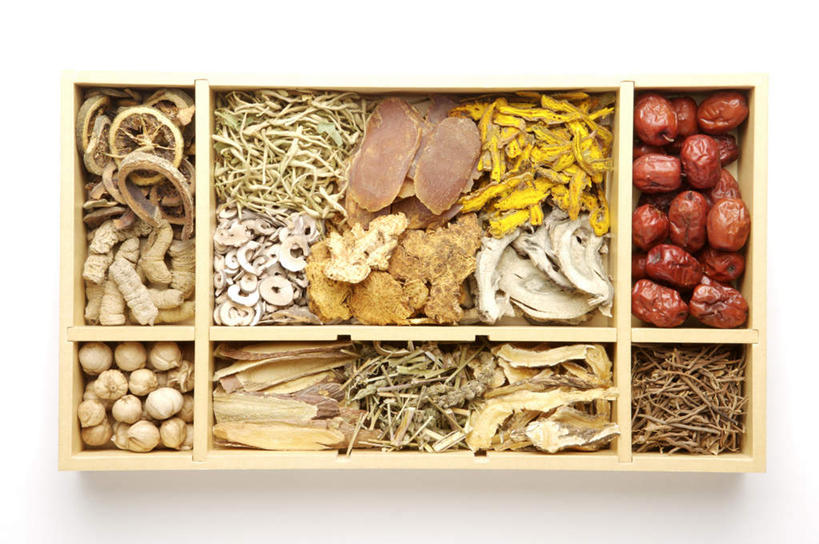 无人,横图,俯视,室内,特写,白天,白色背景,植物,一堆,许多,堆叠,堆积,木制,木盒,草药,药草,很多,中药,一个,木制品,容器,摄影,影棚,单个,储藏,堆,甘草,储存,药材,中草药,枣椰子,中药材,本草,生甘草,波斯枣,番枣,海枣,无漏子,椰枣,伊拉克枣,彩图,高角度拍摄,影棚拍摄,拍摄,贮存