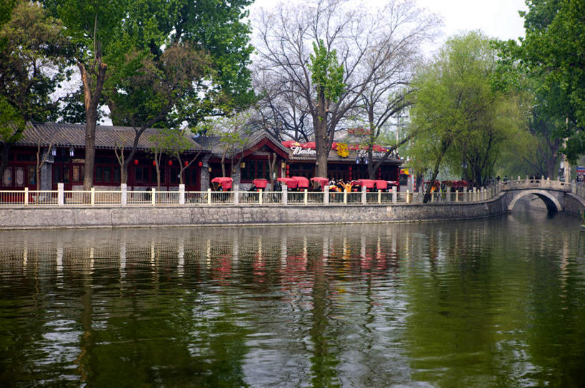 无人,栏杆,横图,室外,白天,正面,旅游,度假,湖,湖泊,石头,水,植物,标志建筑,地标,建筑,北京,中国,亚洲,波纹,石子,瓦片,屋顶,湖面,水流,水面,围栏,桥,涟漪,首都,顶棚,瓦,娱乐,建设,什刹海,石桥,护栏,拱桥,栈桥,树,树木,绿色,倒影,水纹,自然,波浪,湖水,享受,休闲,后海,旅游胜地,放松,建造,拱形,生长,成长,人行桥,石拱桥,倒映,东亚,屋瓦,中华人民共和国,北京市,京,北平,华北地区,水晕,反照,石块,彩图,十刹海