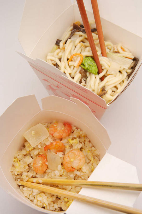 米饭,无人,竖图,俯视,室内,特写,白天,白色背景,烹饪,中餐,餐桌,筷子,桌子,餐具,一堆,阴影,堆叠,堆积,反射,影子,纸盒,炒饭,蛋,鸡蛋,料理,食品,饭,两双,文化,传统,蛋炒饭,菜肴,美食,盒子,食物,两个,包装盒,容器,中式,摄影,佳肴,影棚,餐台,储藏,堆,礼节,五谷,储存,礼仪,卵,进餐用具,彩图,高角度拍摄,影棚拍摄,拍摄,贮存