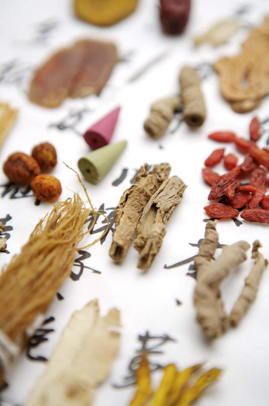 无人,竖图,俯视,室内,特写,白天,植物,人参,一堆,许多,堆叠,堆积,朦胧,模糊,标志,文字,字符,果实,草药,药草,很多,标识,中药,汉字,摄影,影棚,堆,枸杞子,枸杞,甘草,中文,药材,高丽参,中草药,枣椰子,中药材,本草,国文,华文,百尺杵,海腴,皱面还丹,人衔,苟起子,枸杞豆,枸杞果,血杞子,别直参,朝鲜参,五加科,生甘草,波斯枣,番枣,海枣,无漏子,椰枣,伊拉克枣,参,彩图,高角度拍摄,影棚拍摄,拍摄