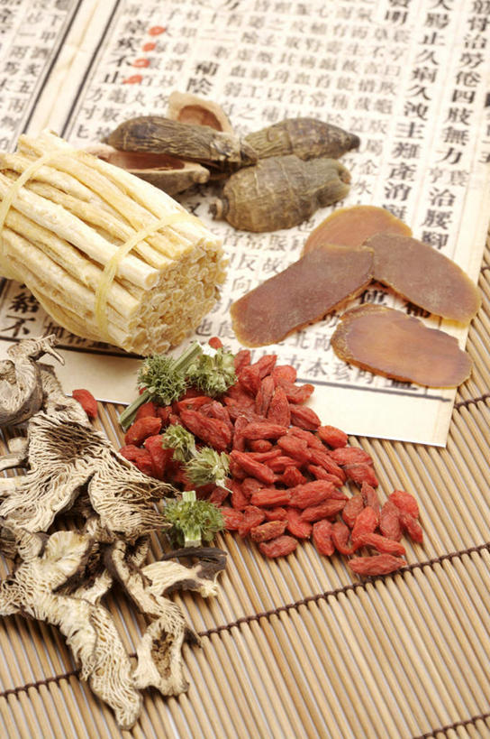 无人,竖图,俯视,室内,特写,白天,植物,人参,一堆,许多,堆叠,堆积,标志,文字,字符,果实,草药,药草,很多,标识,中药,汉字,摄影,影棚,堆,枸杞子,枸杞,中文,药材,高丽参,中草药,中药材,本草,国文,华文,百尺杵,海腴,皱面还丹,人衔,苟起子,枸杞豆,枸杞果,血杞子,别直参,朝鲜参,五加科,参,彩图,高角度拍摄,影棚拍摄,拍摄