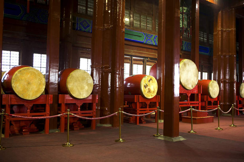 无人,横图,室外,白天,正面,旅游,度假,名胜古迹,窗户,标志建筑,地标,建筑,北京,中国,亚洲,一排,许多,遗迹,整齐,柱子,墙,鼓,乐器,首都,很多,古迹,文物,娱乐,建设,古建筑,玻璃窗,墙壁,墙面,排列,享受,休闲,旅游胜地,放松,打击乐器,队列,古文明,东亚,鼓楼,中华人民共和国,北京市,京,北平,华北地区,西城区,彩图,北京鼓楼,地安门外大街