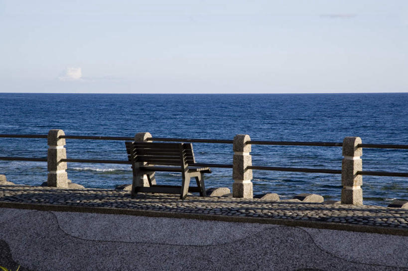 无人,栏杆,横图,室外,白天,正面,旅游,度假,海浪,海洋,石头,美景,椅子,台湾,中国,亚洲,阴影,光线,石子,影子,木椅,景观,浪花,水平线,云,云朵,围栏,辽阔,海平线,云彩,娱乐,护栏,蓝色,白云,蓝天,天空,阳光,自然,海水,天,享受,休闲,广阔,景色,放松,晴朗,一望无际,自然风光,绿岛,海景,东亚,台东县,港澳台,中华人民共和国,台湾省,无边无际,一马平川,大海,风浪,海,海水的波动,近岸浪,石块,岩石,涌浪,晴空,彩图,火烧岛,绿岛乡,台东,水天相接,水天一线,台