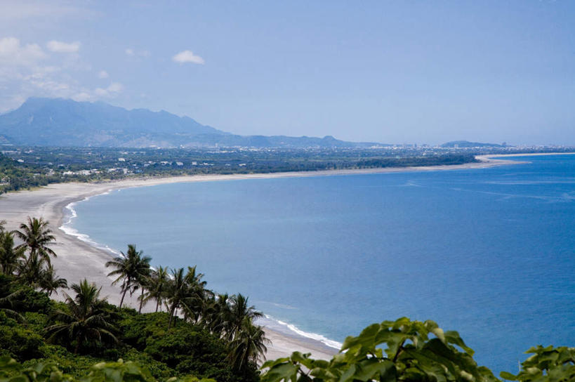 无人,横图,俯视,室外,白天,旅游,度假,海浪,海洋,美景,沙滩,植物,棕榈树,叶子,台湾,中国,亚洲,阴影,光线,沙子,影子,海岸,景观,浪花,云,云朵,绿叶,沙地,云彩,娱乐,树,树木,蓝色,绿色,白云,蓝天,天空,阳光,自然,海水,天,享受,休闲,嫩叶,景色,放松,生长,晴朗,成长,自然风光,海景,东亚,棕榈叶,台东县,港澳台,中华人民共和国,台湾省,叶,叶片,大海,风浪,海,海水的波动,海滩,近岸浪,涌浪,晴空,彩图,高角度拍摄,台东,台